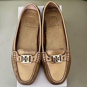 ⭐️ Moving Sale ⭐️ $20 & under ⭐️ Tory Burch Gold Kendrick Loafers